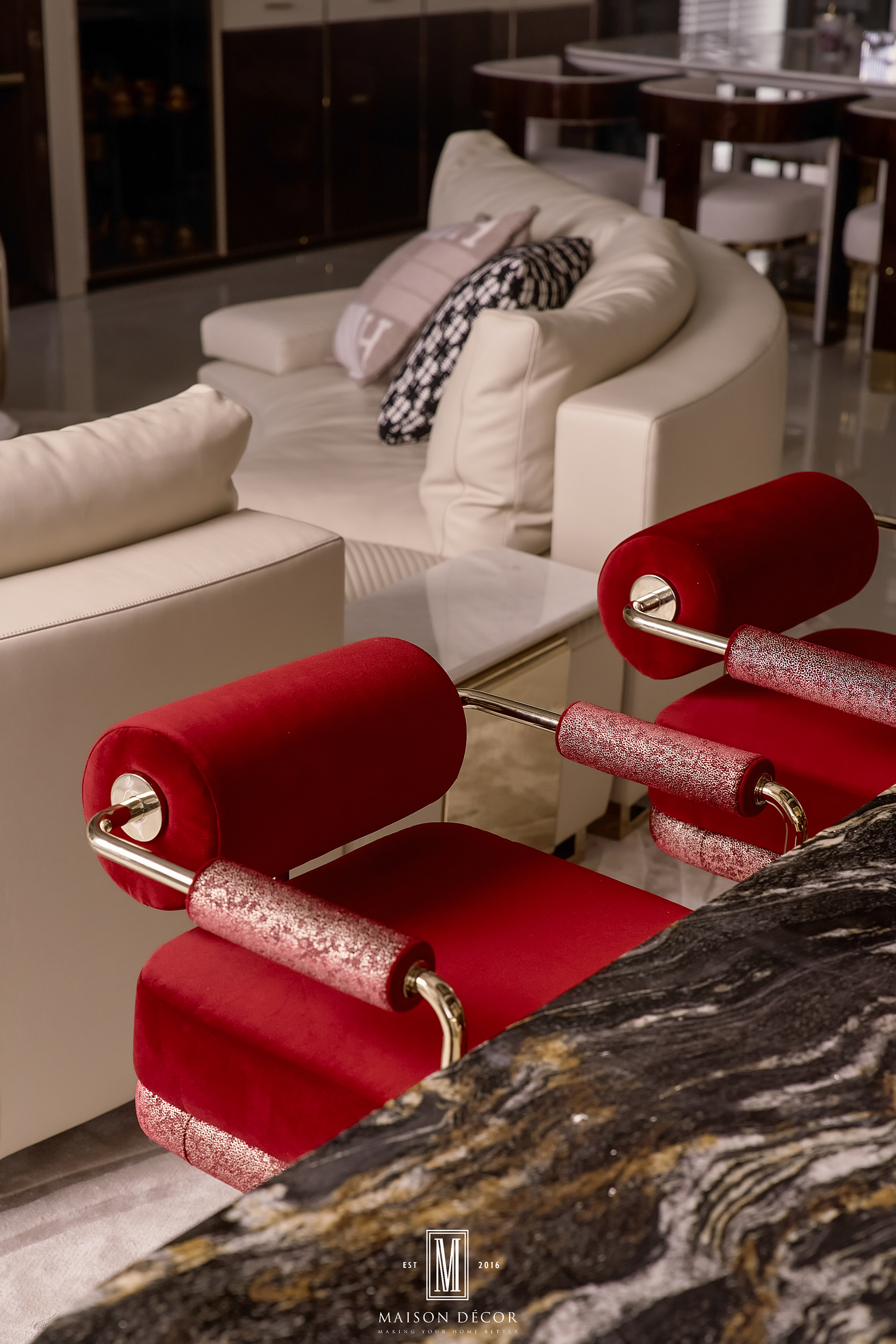 Cận cảnh ghế bọc nhung đỏ và sofa da cao cấp