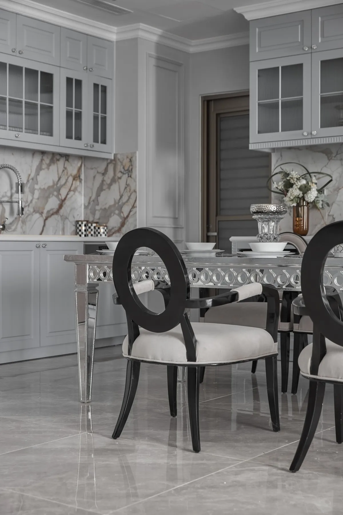 NHÀ MẪU MIDTOWN PHONG CÁCH BÁN CỔ ĐIỂN