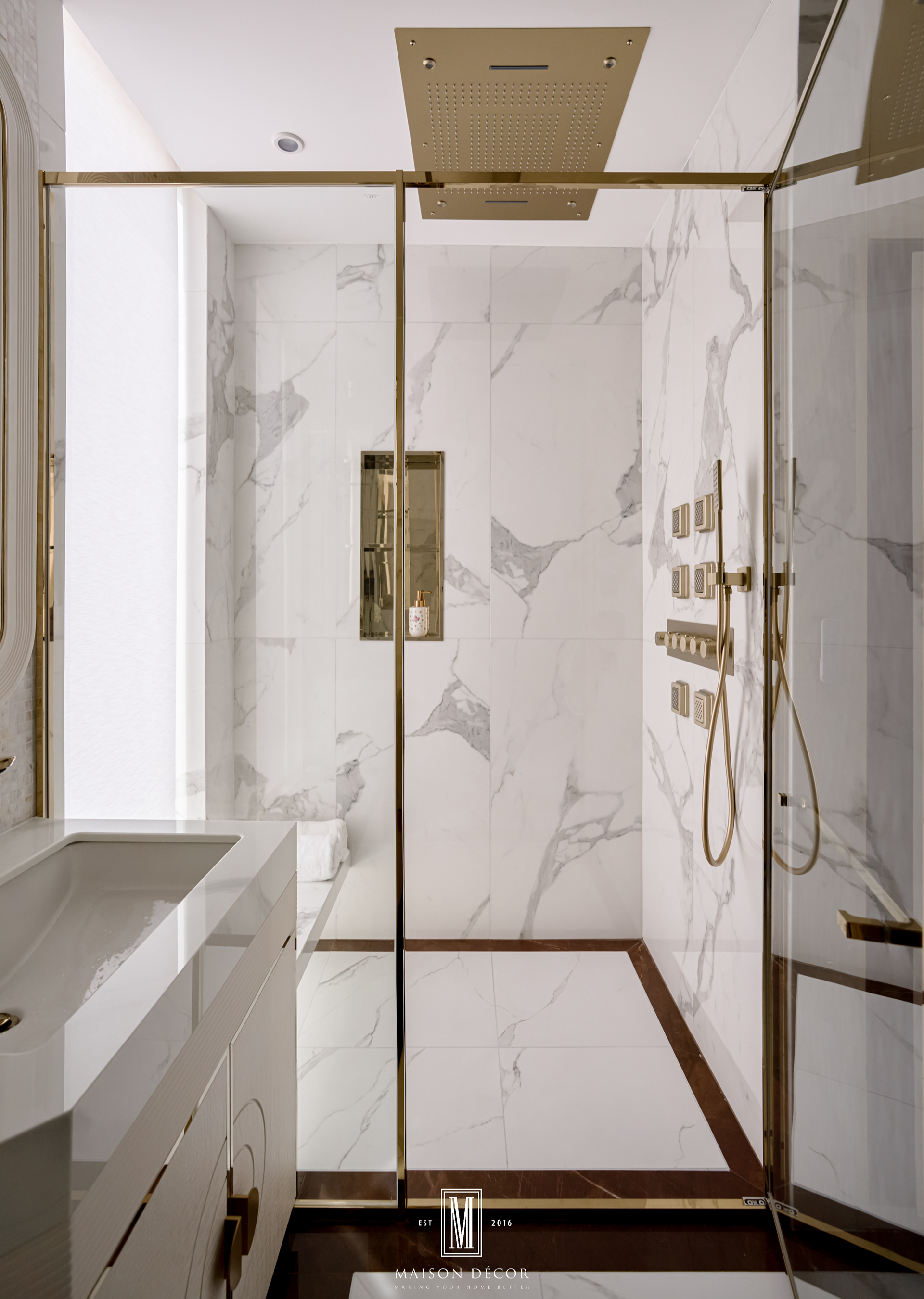 Vách kính tắm đứng với hệ sen âm trần cao cấp