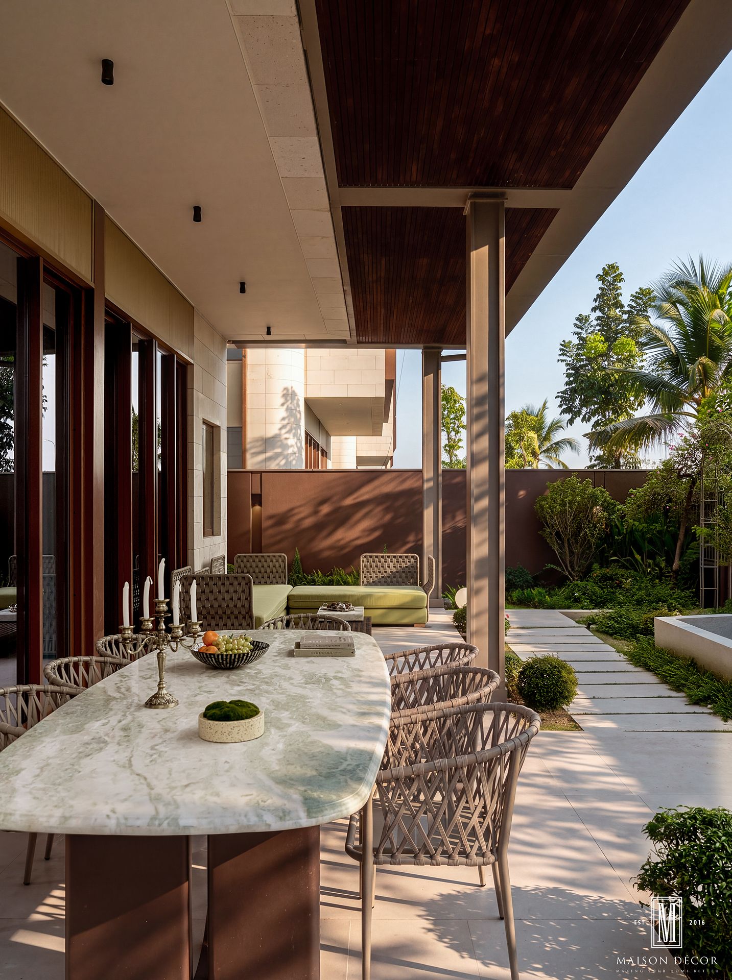 Bàn tiệc ngoài trời thư giãn